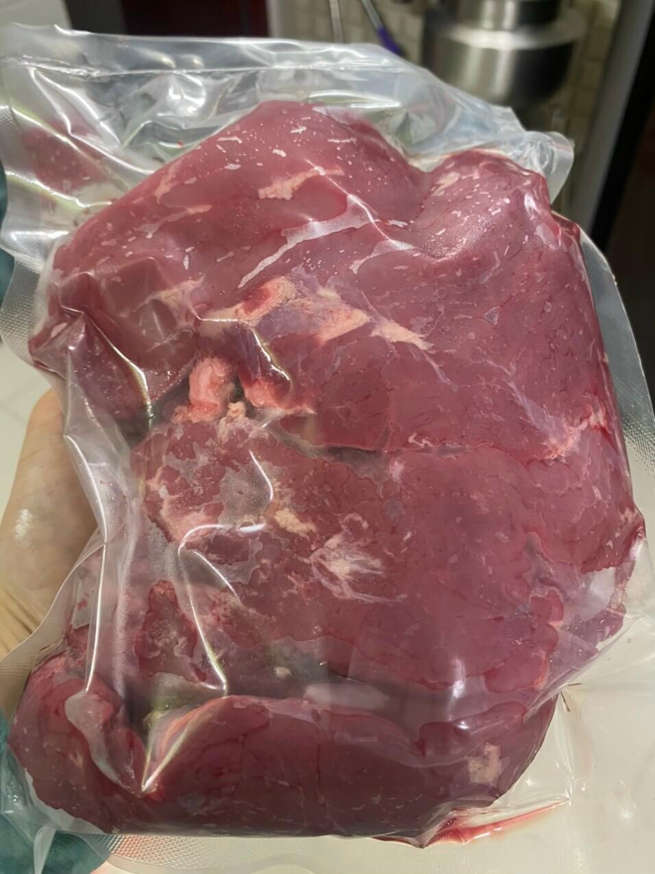 Thịt được bọc kín tránh lây nhiễm vi khuẩn gây bệnh